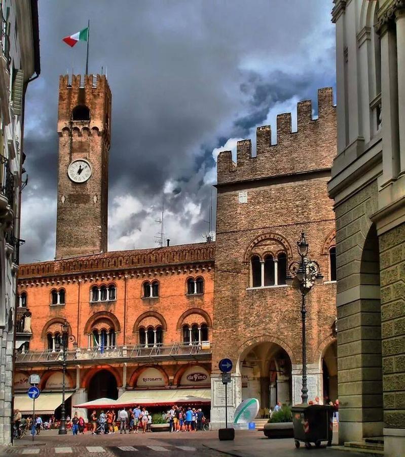 Holiday Treviso Suite Lombardi Eksteriør bilde